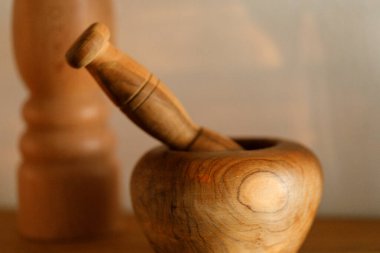 Ahşap harç ve tokmak ayrıntıları, kırsal mutfak natürmort