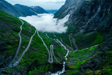 Norveç 'te Trol stijeni, Trol Yolu, Geiranger' e giden dağ yolu.