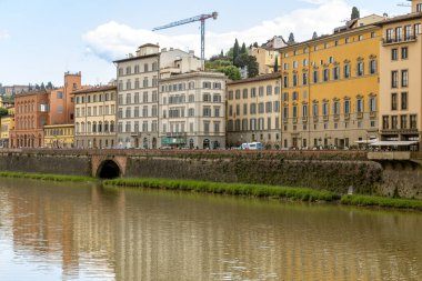 Floransa, İtalya - 10 Mayıs 2025: Floransa şehir merkezinde Arno Nehri 'ni çevreleyen geleneksel renkli binalar