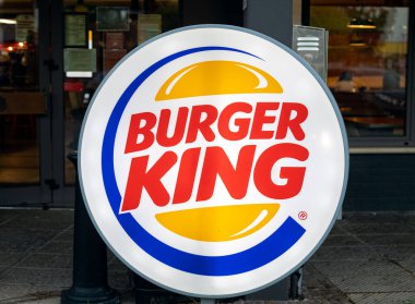 Padua, İtalya - 11 Ağustos 2025: Lokanta girişinde aydınlatılmış Burger King logosu