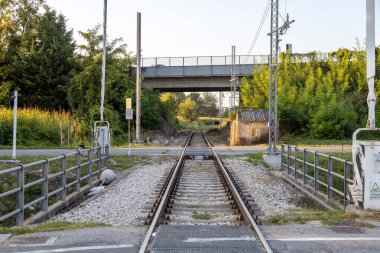 Piove di Sacco, Padua, Veneto, İtalya yakınlarındaki üst geçitten geçen demiryolu rayları ve düzeyi.
