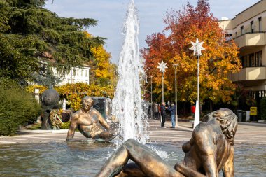 Abano Terme, İtalya - 29 Ekim 2025: Kasaba merkezinde sonbahar ağaçları olan merkez çeşme heykelleri