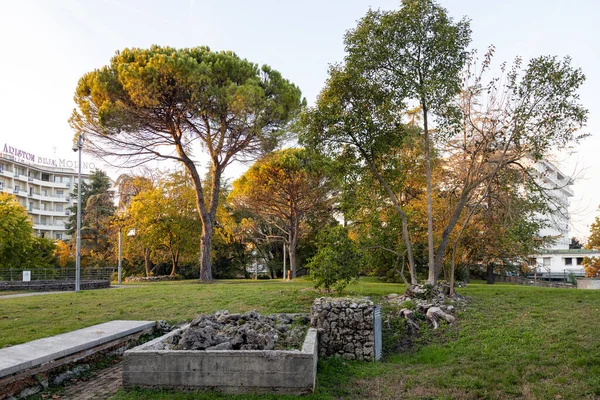 Parco Montirone 'nin içindeki tarihi termal kaynaklara bağlı antik taş yapılar, Terör Terimi, İtalya