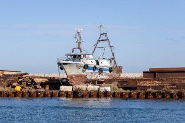 Pellestrina, Venedik, İtalya - 25 Ekim 2025 Venedik gölünün kıyısındaki bir tersanede dinlenen eski bir balıkçı teknesi