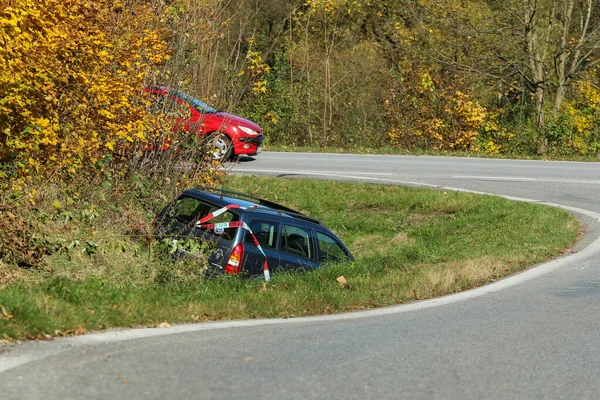 Coche Zanja Por Carretera Después Del Accidente Tráfico Abandonado Esperando — Foto de Stock