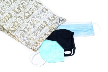 Corona virüsünün ve covid-19 hastalığının Noel etkisi. Corona virüsünün ve covid-19 hastalığının Noel etkisi. Noel hediyesi, yüz maskeleri ve solunum cihazı.. 