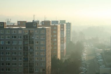 Çek Cumhuriyeti 'nin Prag kentindeki sosyalist dönemden kalma yüksek katlı apartman bloklarının büyük bir kısmının puslu sabah detaylarına göre....