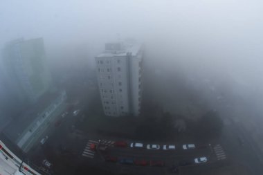 Çek Cumhuriyeti 'nin Prag kentindeki sosyalist dönemden kalma yüksek katlı apartman bloklarının büyük bir kısmının puslu sabah detaylarına göre....