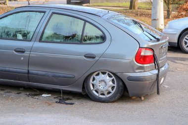 Terk edilmiş bir arabanın ayrıntıları, şimdi hasarlı ya da kırık camlı bir enkaz ve çöp dolu. Diğerleri için bir park yeri tutuyor.