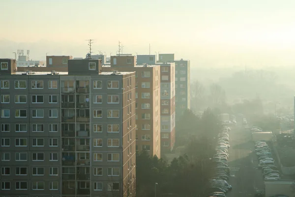 Çek Cumhuriyeti 'nin Prag kentindeki sosyalist dönemden kalma yüksek katlı apartman bloklarının büyük bir kısmının puslu sabah detaylarına göre....