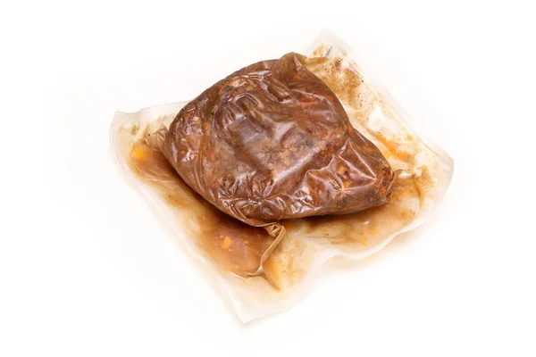 Yarı bitmiş domuz eti, beyaz bir arka planda izole edilmiş sous vide süreci tarafından hazırlanmış plastik folyodan çıkarıldı..