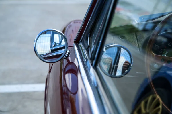 Detal Prostego Małego Okrągłego Lusterka Klasycznym Włoskim Samochodzie Chromowane Błyszczące — Zdjęcie stockowe