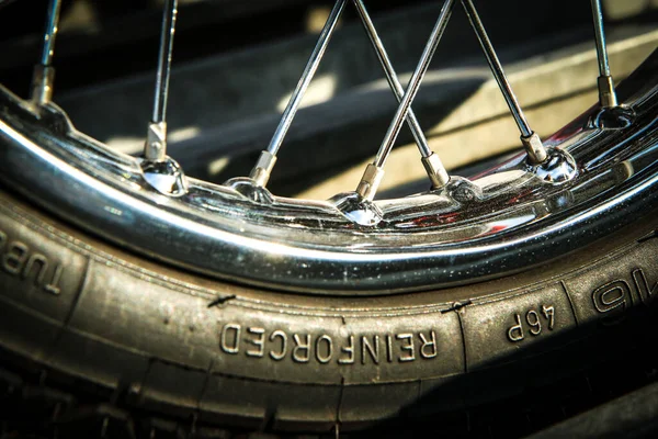 Detalle Brillante Llanta Pulida Neumático Cordones Vieja Moto Veterana —  Fotos de Stock