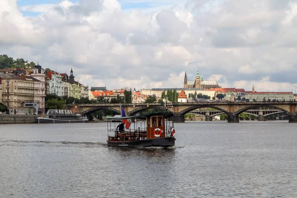 Πλοίο Για Τους Επιβάτες Επιπλέει Στον Ποταμό Vltava Prague Στην — Φωτογραφία Αρχείου
