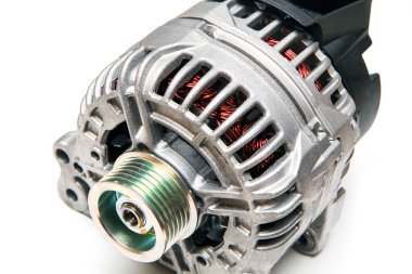 Bozuk olanı değiştirmek için yedek parça olarak motorlu aracın yeni parlak alternatörü..