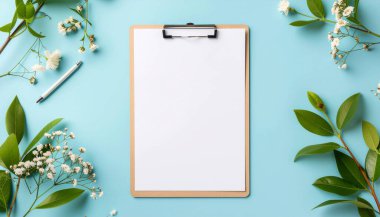 Parlak Çalışma Alanı Masasında Boş A4 Kağıt Düzenle Yapılandır