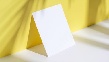 Yumuşak Gradyan Arkaplanında Boş A4 Kağıt Yığını ve Yüzen Model