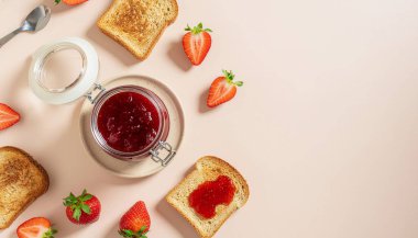 Flatlay Kahvaltı Sahnesinde Çilekli Jam Jar Mockup