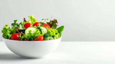 Temiz Minimum Arkaplan Üzerine Taze Yeşil Salata Kasesi