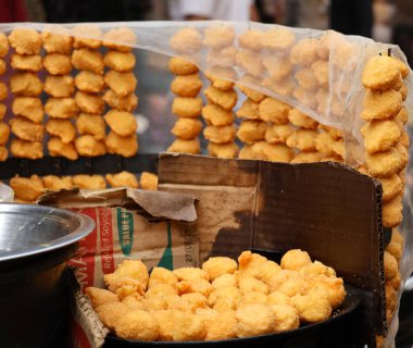 Taze çıtır Ram Laddu (moong dal fritters) Delhi, Hindistan sokaklarında yapılır ve satılır. Hint yerel sokak yemekleri için otantik bir vejetaryen veya vejetaryen aperatiftir..