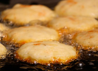 Eski Delhi 'deki Chandni Chowk' un erken sokaklarında kızgın yağda kızaran yumuşak nemli aloo köfteleri. Otantik yerel sokak yemeği hazırlama sahnesi. Delhi sokak atıştırmalığı taze yapıldı..