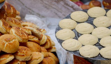 Chandni Chowk, New Delhi sokaklarında yeni yapılmış bisküviler. Yerel olarak pişmemiş çiğ nankhatai bisküvileri ve pişirilmemiş hindistanın aperatifleri..