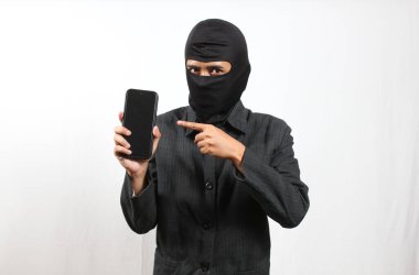 Modern Smartphone Gadget Şovunu Gösteren Hırsız Suç Faaliyeti ve İnternet Dolandırıcılığı