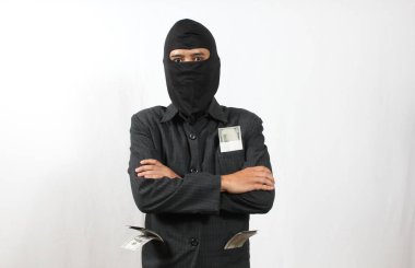 Kar maskesi takan kar maskeli bir hırsızın portresi ve beyaz arka planda çapraz kollar arasında para dolu bir ceket.