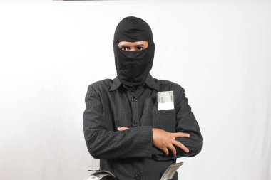 Kar maskesi takan kar maskeli bir hırsızın portresi ve beyaz arka planda çapraz kollar arasında para dolu bir ceket.