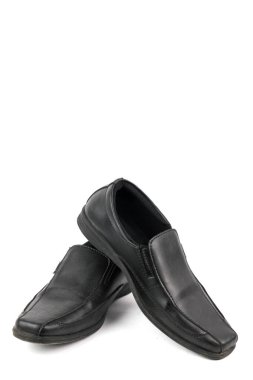 Beyaz arka planda izole edilmiş bir adam için zarif ve basit siyah deri ayakkabılar.