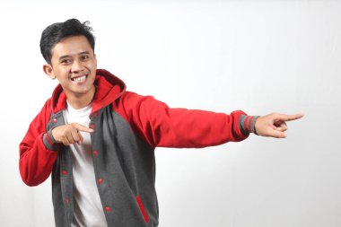 Gülümseyen Asyalı adam gri ve kırmızı kapüşonlu ya da doğru yönü gösteriyor. Beyaz bir arkaplanda izole edilmiş
