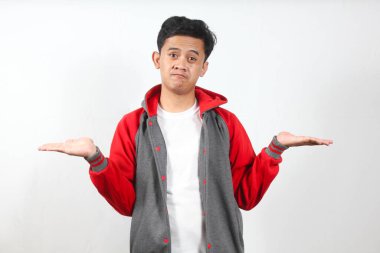 Kapüşonlu ceketli genç bir Asyalı sorgulama ifadesiyle omuzlarını silkiyor..