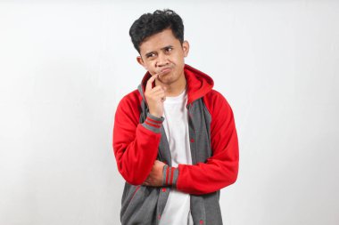 Kırmızı ve gri kapüşonlu Asyalı adam düşünceli bir şekilde yakalandı..