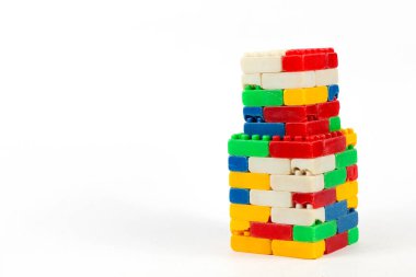 Beyaz arka planda izole edilmiş bir baca oluşturan renkli kullanılmış legolar