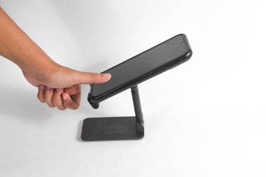 Akıllı telefon ekranına dokunan başparmak izi doğrulaması yapan, beyaz arkaplanda izole edilmiş