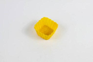 Beyaz arka planda izole edilmiş kare şeklinde jöle ya da puding küfü kabı