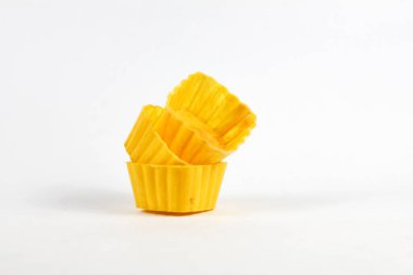 Beyaz arkaplanda izole edilmiş kare jöle küf kapları yığını