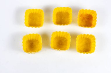 Beyaz arka planda izole edilmiş kare şeklinde jöle ya da puding küfü kabı