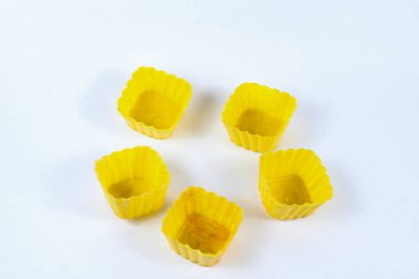 Beyaz arka planda izole edilmiş kare şeklinde jöle ya da puding küfü kabı