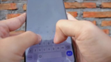 Bir adamın el yazısıyla yazılmış metni sahte arkaplanlı bir akıllı telefonla kapat.