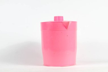 Beyaz zemin üzerinde izole edilmiş plastik çaydanlık maden suyu içecek kabı