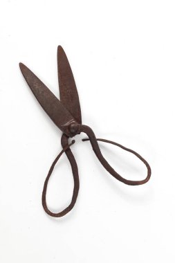 Eski paslı makas izole edilmiş beyaz arkaplan