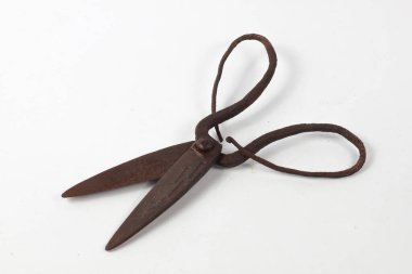 Eski paslı makas izole edilmiş beyaz arkaplan