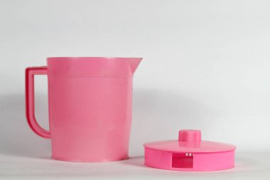 Parlak pembe sürahi ve kapak mutfağınız ya da parti düzeniniz için canlı bir aksan oluşturur. Neşeli ve modern bir dokunuşla canlandırıcı içecekler sunmaya hazırdırlar.