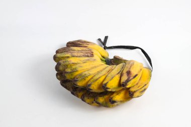 Beyaz arka planda izole edilmiş taze olgun tropikal muz meyveleri.