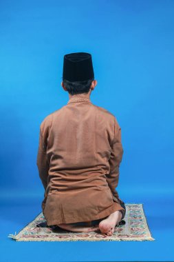 Dini Müslüman adam içeride ibadet eder.