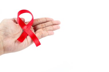 Aralık ayında Dünya AIDS Günü için kırmızı kurdele tutan eller beyaz arka planda izole edilmiş. AIDS hastalığına karşı sağlık kavramı.