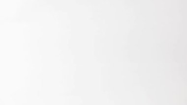 Dünya AIDS Günü anısına izole edilmiş beyaz arka planlara kırmızı kurdele tutan eller.