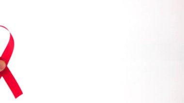 Aralık Dünya AIDS Günü için kırmızı kurdele gösteren eller, bağışıklık yetmezliği sendromu, çoklu miyelom kanseri farkındalığı ayı ve Ulusal Kırmızı Kurdele Haftası. Sağlık ve Dünya Kanseri