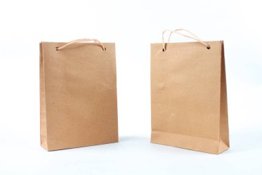 Beyaz arka planda izole edilmiş küçük alışveriş çantası